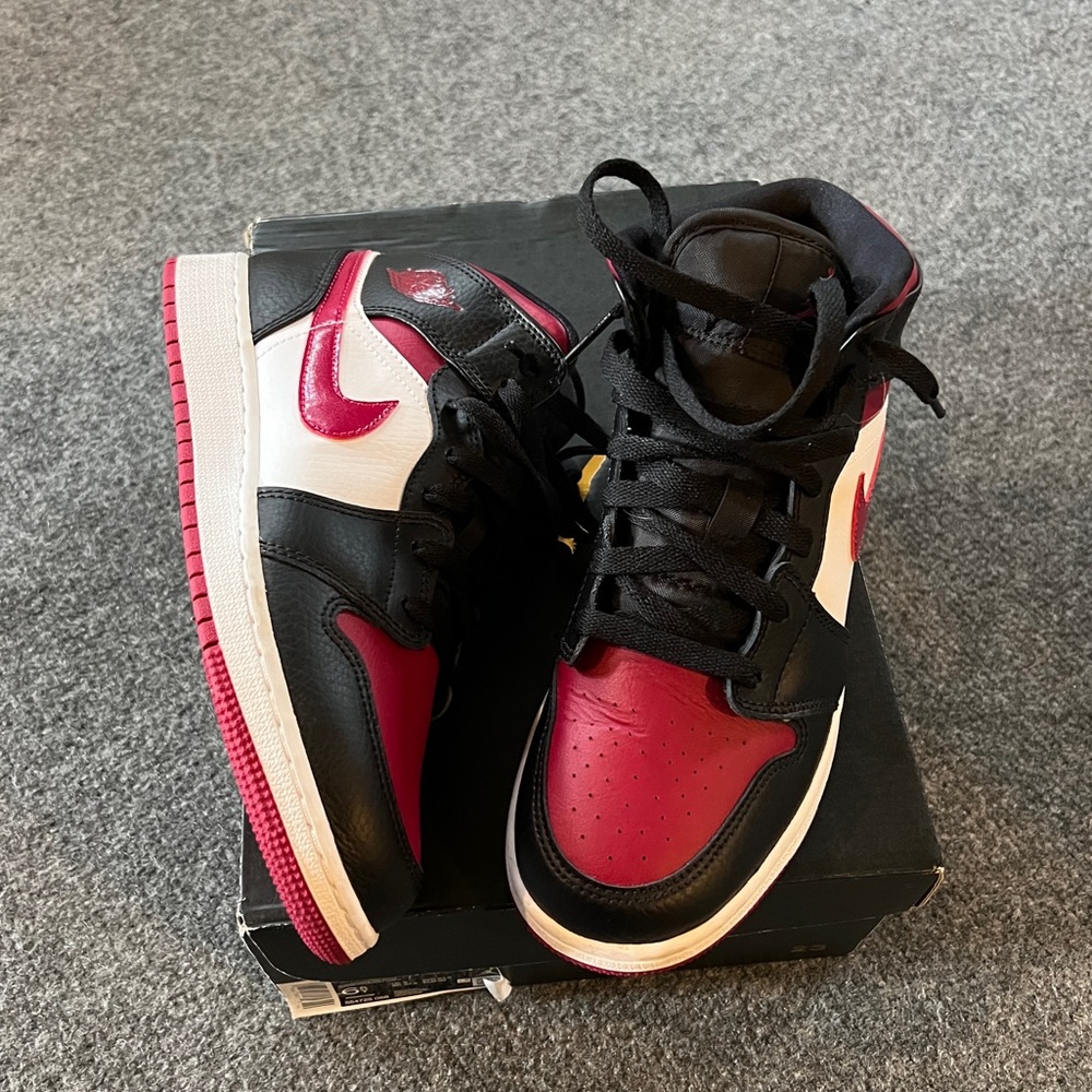 Air Jordan 1 Mid GS 554725-066 Black Noble Red 6.5Y Women’s 8 Sneakers